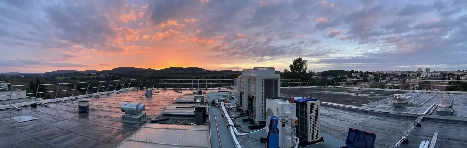 Technicien ARQUA réalisant un entretien de climatisation à Avignon