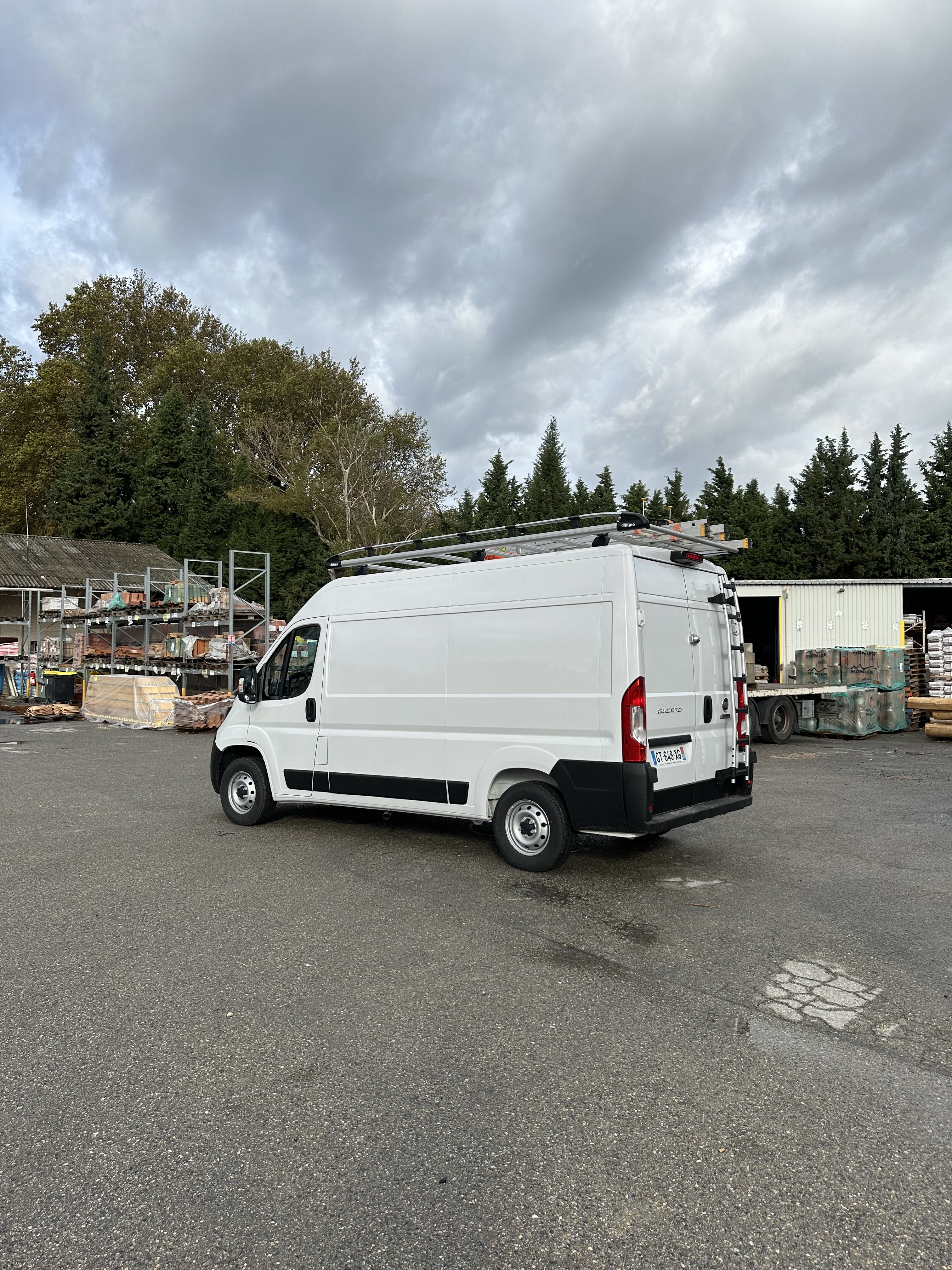 Technicien ARQUA intervention climatisation - Camion équipé pour maintenance Vaucluse et Gard